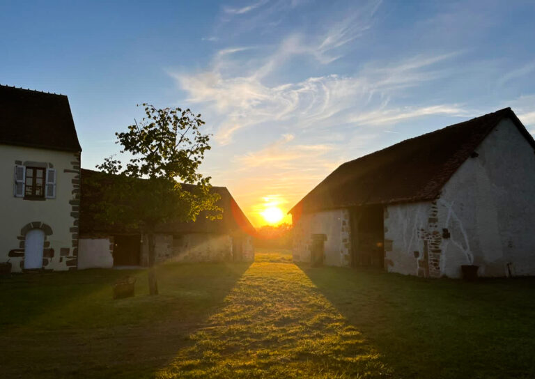 Coucher de soleil sur les bâtiments de La Parenthèse de Prévert, maison d'hôtes Allier