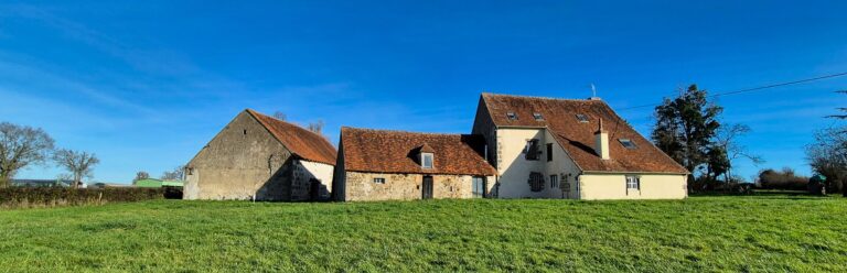 Façade de la maison d'hôtes La Parenthèse de Prévert à Ygrande par beau temps