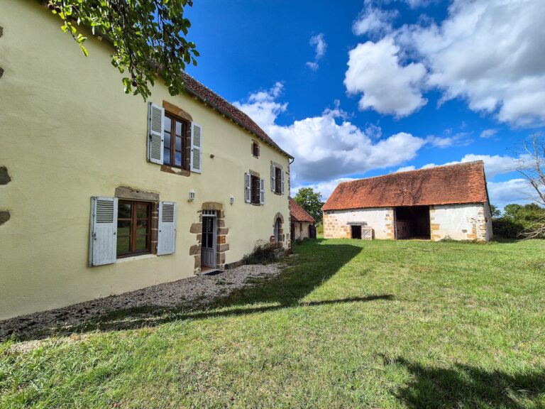 Vue de la façade principale de la maison d'hôtes à Ygrande, Bourbonnais